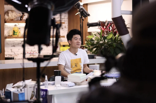 董宇輝回應(yīng)總裁級主播：那是孫老師為了賣書故意“黑”我
