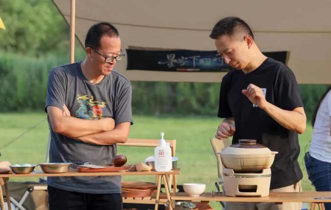 張朝陽喊話俞敏洪：為什么還不退休？