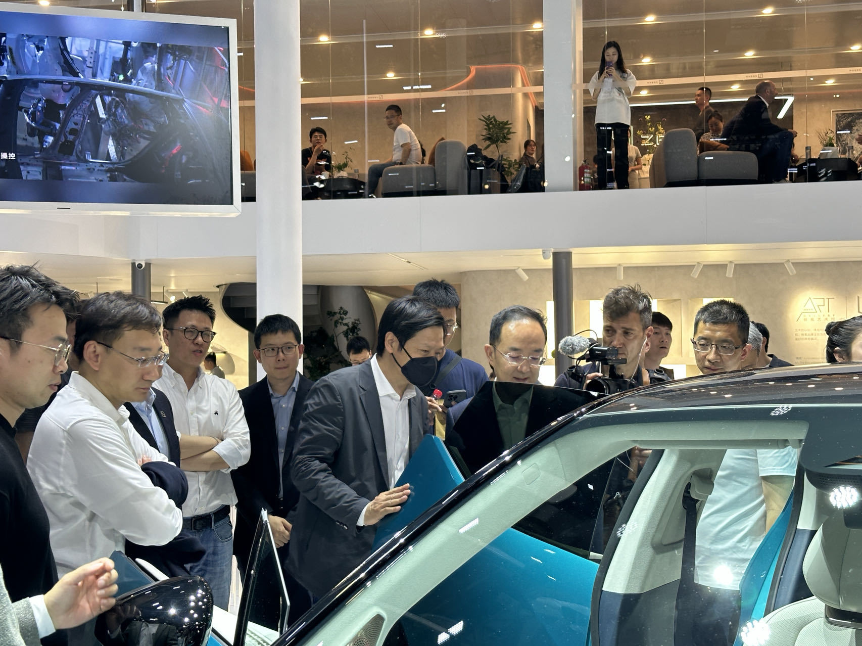 小米創始人雷軍現身上海車展 先看小鵬再觀極氪、蔚來