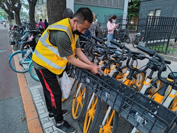 美團單車在北京啟動“小廣告”治理 日均清潔共享單車3.5萬輛