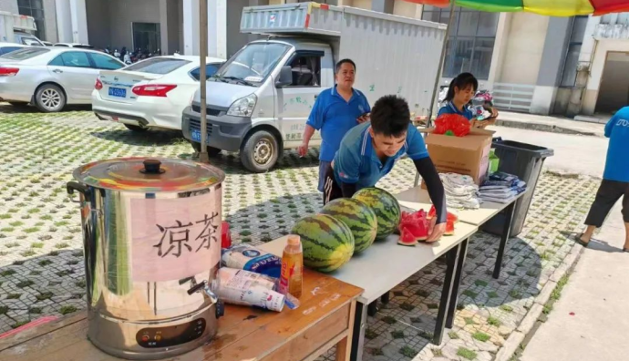 中通快遞廣西欽州網點開展夏季送清涼活動
