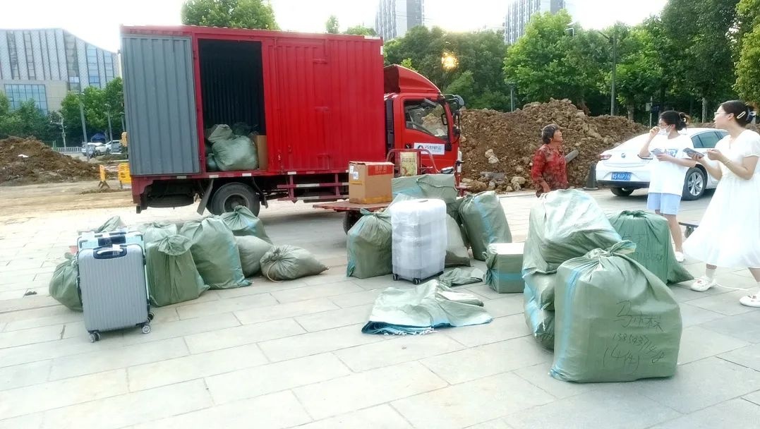 百世快運多地開啟畢業寄活動