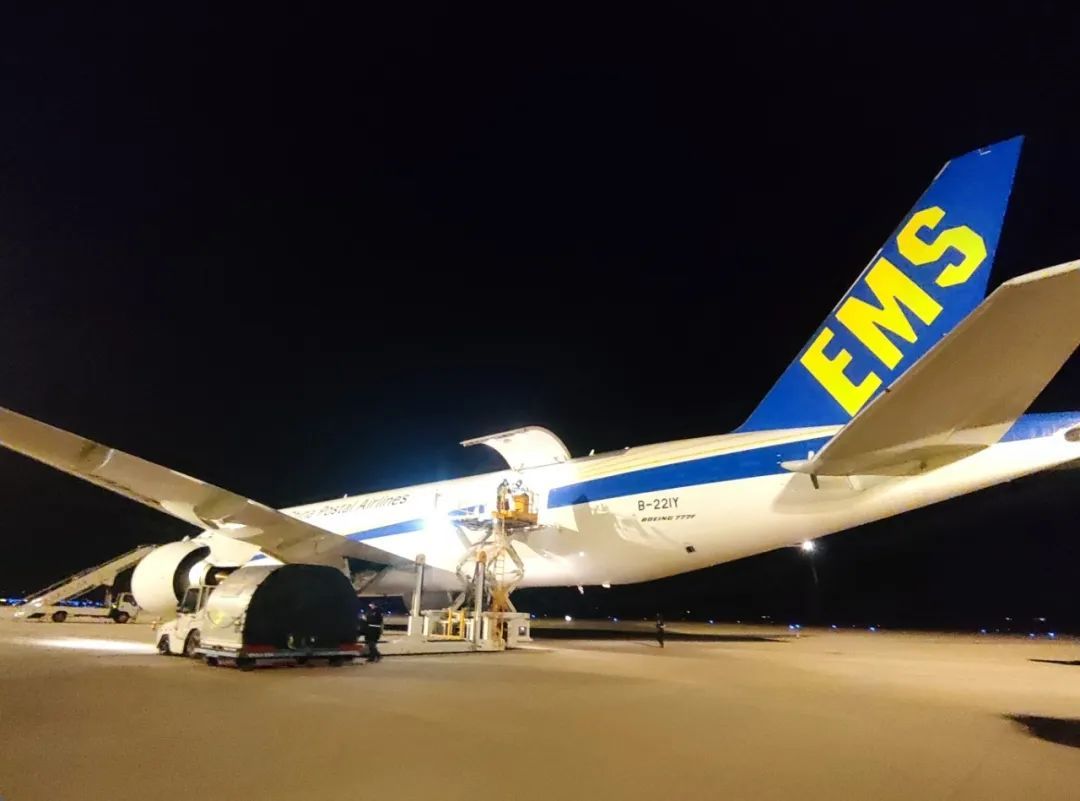中國郵政B777F大型寬體貨機(jī)投入“蘭州—南京”極速鮮航線