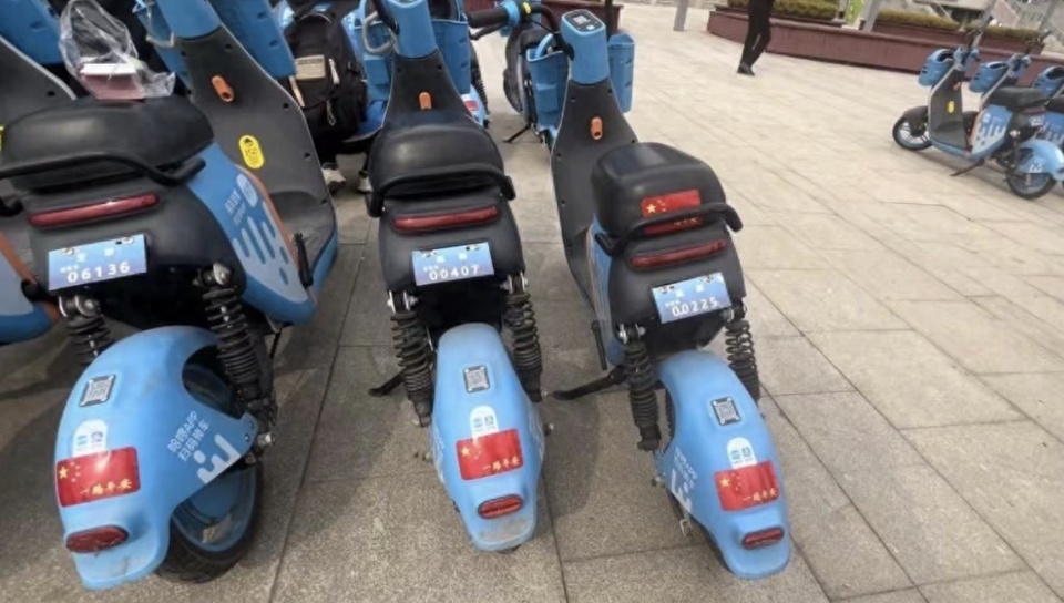 哈啰騎行在煙臺開展出行安全宣傳 現場安裝車輛反光貼