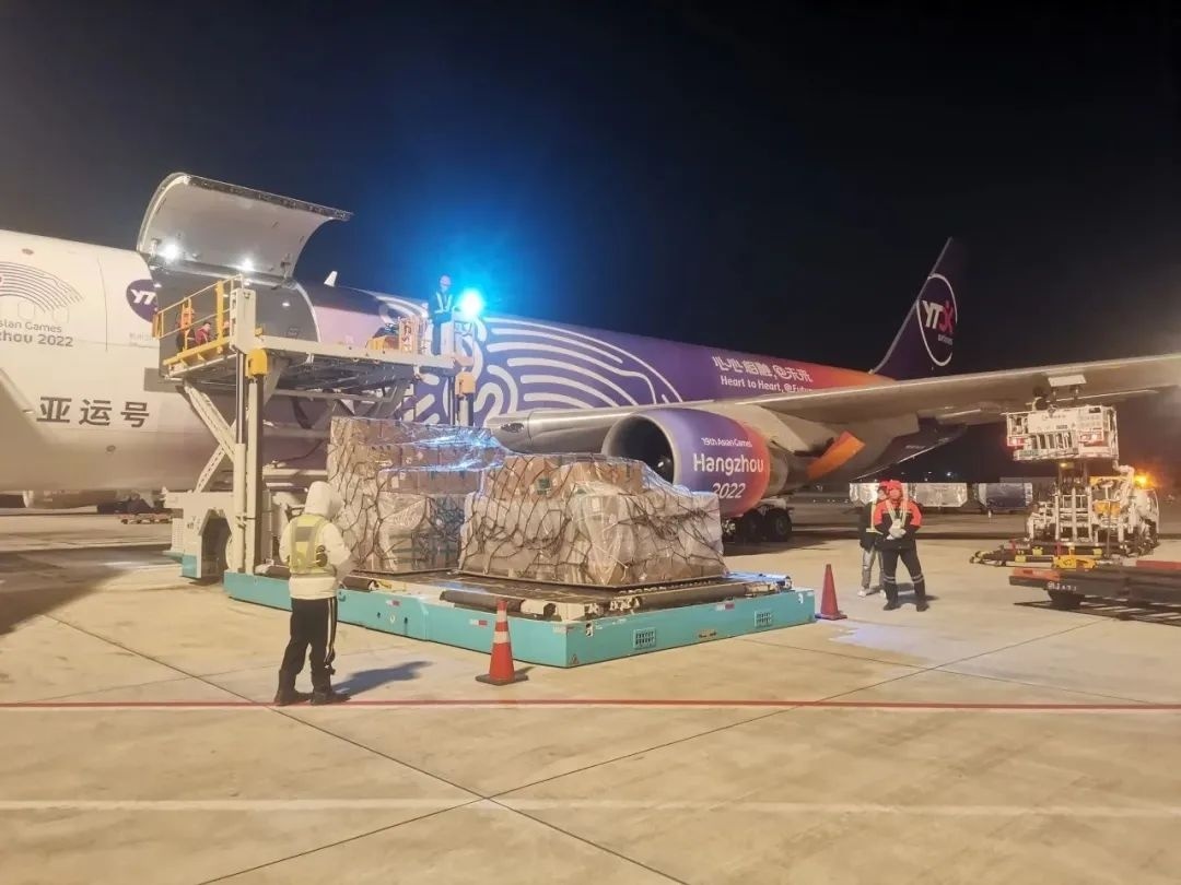 圓通航空ARJ21-700型客改貨飛機入駐杭州機場